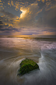 USA, New Jersey, Cape May National Seashore. Sonnenaufgang am Ufer.