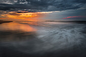 USA, New Jersey, Cape May National Seashore. Sonnenaufgang am Ufer.