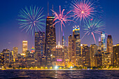 USA, Illinois, Chicago. Kompositaufnahme der Skyline der Innenstadt und Feuerwerk. (Nur für redaktionelle Zwecke)