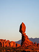 USA, Utah, Arches-Nationalpark. Balance Rock bei Sonnenuntergang