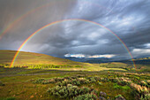 Regenbogen über dem Methow Valley, North Cascades, Bundesstaat Washington