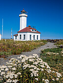 Das Point Wilson Light ist eine aktive Navigationshilfe im Fort Worden State Park in der Nähe von Port Townsend, Jefferson County, Washington State.