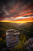 USA, West Virginia, Blackwater Falls State Park. Sonnenuntergang an einem Aussichtspunkt in den Bergen.