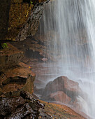 USA, West Virginia, Blackwater Falls State Park. Gischt des Wasserfalls auf Felsen.