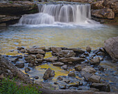 USA, West Virginia, New River Gorge National Park. Landschaft mit Wasserfall und Felsen im Wasserbecken.