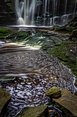 USA, West Virginia, Blackwater Falls State Park. Landschaftlich reizvoll mit Wasserfall und Teich.