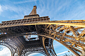 Der Eiffelturm ragt hoch in den blauen Himmel von Paris.