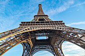 Der Eiffelturm ragt hoch in den blauen Himmel von Paris.