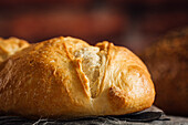 Frisch gebackenes Brot auf Serviette