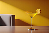 Seitenansicht eines gelben Cocktailglases auf einem Tisch in einem luxuriösen gelben Interieur. Generative AI