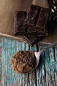 Nahaufnahme eines alten Löffels mit natürlichem Kakao zur Herstellung von hausgemachter Schokolade