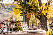 Übersicht über transparente Glasvasen mit frischen Blumensträußen auf dem Tisch für eine Veranstaltung