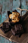 Hausgemachter Muffin mit verschiedenen dunklen Schokoladentafeln