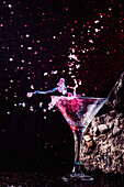 Blaue-Lagune-Cocktail in elegantem Kristallglas auf rauer Oberfläche vor schwarzem Hintergrund
