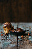 Hausgemachte Schokoladencreme mit getauchtem Muffin und Haselnüssen