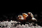Nahaufnahme eines leckeren Popcorns auf einer Salzschicht