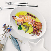 Draufsicht auf frischen, schmackhaft servierten Oktopus auf weißem Teller mit Knoblauch-Lorbeer und Zimtstange mit Öl