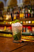 Schöner professioneller Mojito-Cocktail mit Minzblättern in der Bar