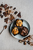 Draufsicht auf verschiedene Arten von Schokoladenriegeln, Muffins und Kakaocreme.