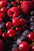 Nahaufnahme von köstlichen frischen, süßen, reifen, roten, verschiedenen Beeren