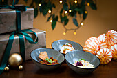 Stilvoll feiern mit schön angerichteten Gourmet-Häppchen auf einer festlich gedeckten Tafel, ergänzt durch geschmackvolle Dekorationen und warme Lichter.