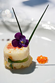 Gebackenes Karpfen-Medaillon mit Lachskaviar und Blüten