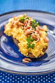 Scrambled eggs with Büsum prawns on farmhouse bread