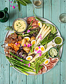 Asparagus Board mit Kartoffeln, Schweinefilet-Spießen und Dips