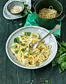 One-Pot-Pasta mit weißem Spargel und Weißwein-Sahne-Sauce