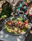 Lammkoteletts mit Freekeh, Thai-Spargel und Granatapfelkernen