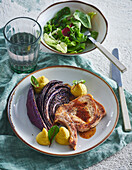 Schweinekotelett mit gegrilltem Rotkohl und Selleriepüree