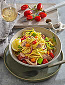 Linguine with tuna, tomatoes and vegetables