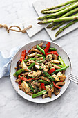 Chicken and vegetable pan with asparagus and peppers