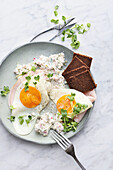 Fried eggs with radish yoghurt and wholemeal bread