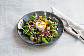 Salad with marinated beetroot and goat's cheese