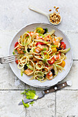 Pasta mit Fisch, Garnelen, Fenchel und Oliven