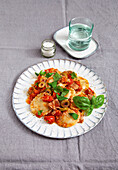 Ravioli mit Thunfisch, Tomaten und Oliven