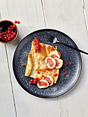 Oven pancakes with figs and redcurrants