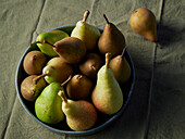 Different types of pears in a bowl
