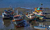 Kommerzielle Fischerboote, die bei Ebbe auf der Insel Chiloe in der chilenischen Seenregion auf Grund gelaufen sind.