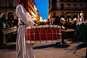 Prozession zur Verkündigung der Karwoche, die den Beginn der neun Tage der Passion auf der Plaza del Pilar in Zaragoza, Spanien, symbolisiert