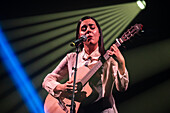 Valeria Castro, Gewinnerin der Preise für den besten Nachwuchskünstler und das beste Roots-Musik-Album, tritt live bei den MIN Independent Music Awards 2024 in Zaragoza, Spanien, auf.