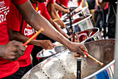 Pannisten spielen am Welt-Steel-Pan-Tag die Steel Pan in Trinidad und Tobago