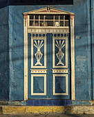 Detail der Tür eines bemalten, mit Metall ummantelten viktorianischen Gebäudes in Castro auf der Insel Chiloe, Chile.