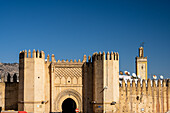 Bab Chorfa, der historische Eingang zur Medina von Fez, steht unter einem klaren Himmel.