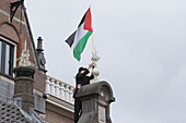 Pro-palästinensische Studenten errichten eine Barrikade und protestieren gegen den anhaltenden Konflikt zwischen Israel und den Palästinensern auf dem Campus der Universität Amsterdam am 8. Mai 2023 in Amsterdam, Niederlande.