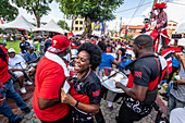Menschen bei der Parade zum Welt-Steel-Pan-Tag in Trinidad und Tobago