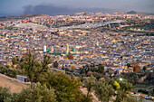 Blick auf die ausgedehnte Medina von Fez, wenn der Tag in die Nacht übergeht.