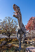 Lebensgroßes Modell eines Allosaurus-Dinosauriers im Dinosaurier-Garten. Utah Field House des Naturkundemuseums. Vernal, Utah.