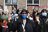 Niederländische Anti-Riot-Polizei durchbricht Barrikaden, die von pro-palästinensischen Studenten errichtet wurden, die gegen den anhaltenden Konflikt zwischen Israel und den Palästinensern an der Universität von Amsterdam protestieren, am 8. Mai 2023 in Amsterdam, Niederlande.